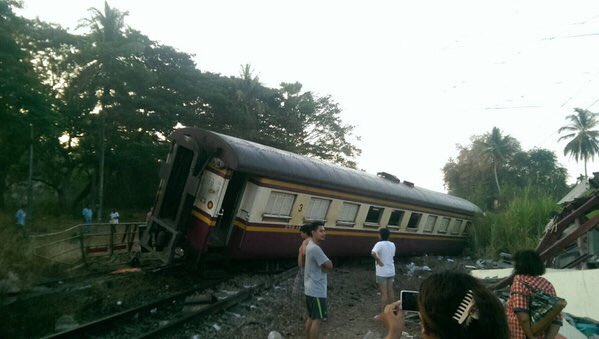รถขยะฝ่าไม้กั้นชนรถไฟที่สุราษฎร์ โบกี้ตกรา รถขยะฝ่าไม้กั้นชนรถไฟที่สุราษฎร์ โบกี้ตกรา