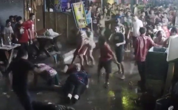 สื่อนอกแฉคลิปแก๊งคนไทยรุมซ้อม 3 ฝรั่งน่วม สื่อนอกแฉคลิปแก๊งคนไทยรุมซ้อม 3 ฝรั่งน่วม