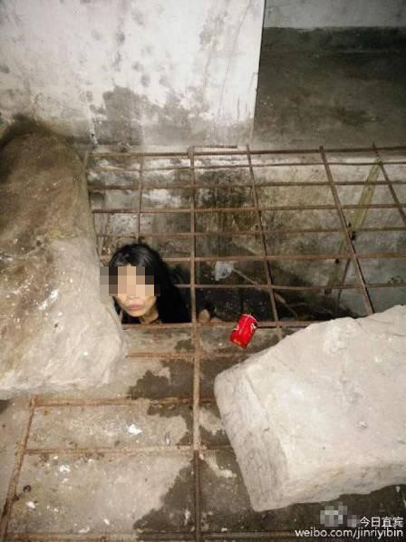 ครอบครัวใจร้ายจับหญิงป่วยจิตขังคุกใต้ดิน ครอบครัวใจร้ายจับหญิงป่วยจิตขังคุกใต้ดิน