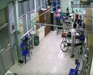 คลิปคนไข้อดีตเจ้าหน้าที่ปกครอง เตะก้านคอแพทย์ คลิปคนไข้อดีตเจ้าหน้าที่ปกครอง เตะก้านคอแพทย์