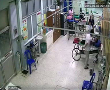 คลิปคนไข้อดีตเจ้าหน้าที่ปกครอง เตะก้านคอแพทย์ คลิปคนไข้อดีตเจ้าหน้าที่ปกครอง เตะก้านคอแพทย์