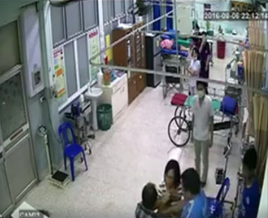 คลิปคนไข้อดีตเจ้าหน้าที่ปกครอง เตะก้านคอแพทย์ คลิปคนไข้อดีตเจ้าหน้าที่ปกครอง เตะก้านคอแพทย์