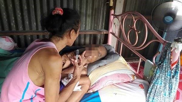 สาวประเภทสองเลี้ยงดูแม่อัมพาต สาวประเภทสองเลี้ยงดูแม่อัมพาต