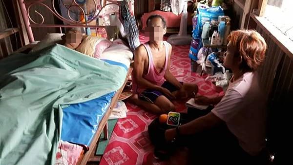 สาวประเภทสองเลี้ยงดูแม่อัมพาต สาวประเภทสองเลี้ยงดูแม่อัมพาต