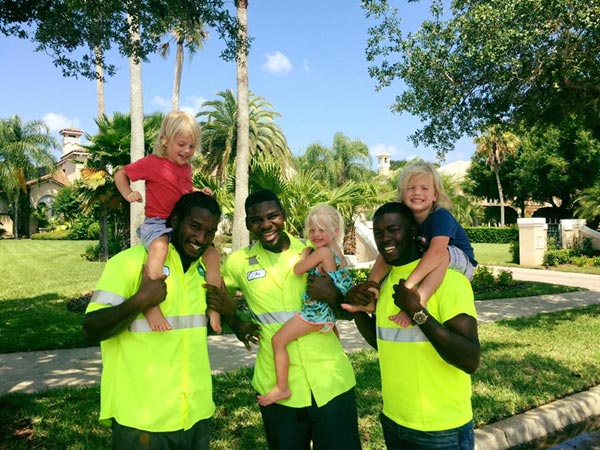 หนูน้อยแฝด 3 ผูกมิตรคนเก็บขยะผิวสี เป็นเพื่อนซี้แน่นปึ้กแม้วัยต่างกัน หนูน้อยแฝด 3 ผูกมิตรคนเก็บขยะผิวสี เป็นเพื่อนซี้แน่นปึ้กแม้วัยต่างกัน