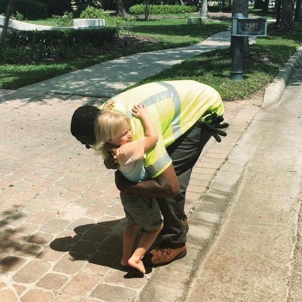 หนูน้อยแฝด 3 ผูกมิตรคนเก็บขยะผิวสี เป็นเพื่อนซี้แน่นปึ้กแม้วัยต่างกัน หนูน้อยแฝด 3 ผูกมิตรคนเก็บขยะผิวสี เป็นเพื่อนซี้แน่นปึ้กแม้วัยต่างกัน