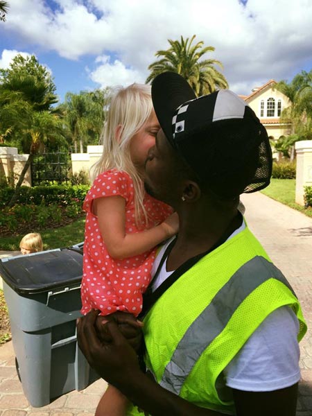 หนูน้อยแฝด 3 ผูกมิตรคนเก็บขยะผิวสี เป็นเพื่อนซี้แน่นปึ้กแม้วัยต่างกัน หนูน้อยแฝด 3 ผูกมิตรคนเก็บขยะผิวสี เป็นเพื่อนซี้แน่นปึ้กแม้วัยต่างกัน