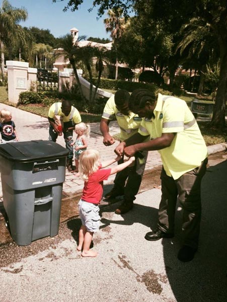 หนูน้อยแฝด 3 ผูกมิตรคนเก็บขยะผิวสี เป็นเพื่อนซี้แน่นปึ้กแม้วัยต่างกัน หนูน้อยแฝด 3 ผูกมิตรคนเก็บขยะผิวสี เป็นเพื่อนซี้แน่นปึ้กแม้วัยต่างกัน