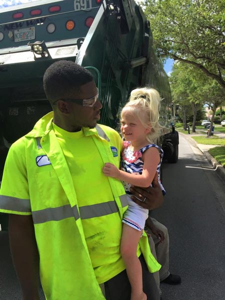 หนูน้อยแฝด 3 ผูกมิตรคนเก็บขยะผิวสี เป็นเพื่อนซี้แน่นปึ้กแม้วัยต่างกัน หนูน้อยแฝด 3 ผูกมิตรคนเก็บขยะผิวสี เป็นเพื่อนซี้แน่นปึ้กแม้วัยต่างกัน