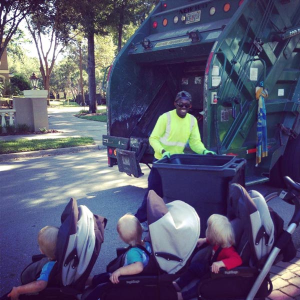 หนูน้อยแฝด 3 ผูกมิตรคนเก็บขยะผิวสี เป็นเพื่อนซี้แน่นปึ้กแม้วัยต่างกัน หนูน้อยแฝด 3 ผูกมิตรคนเก็บขยะผิวสี เป็นเพื่อนซี้แน่นปึ้กแม้วัยต่างกัน