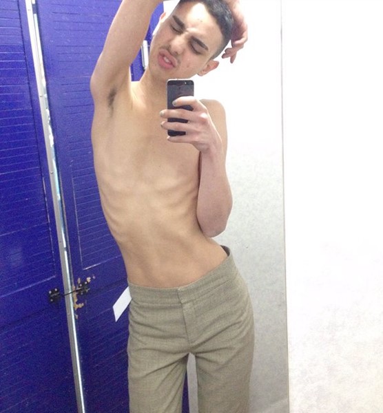 หนุ่มติสต์แตกเฉือนหัวนมตัวเองขาย หนุ่มติสต์แตกเฉือนหัวนมตัวเองขาย