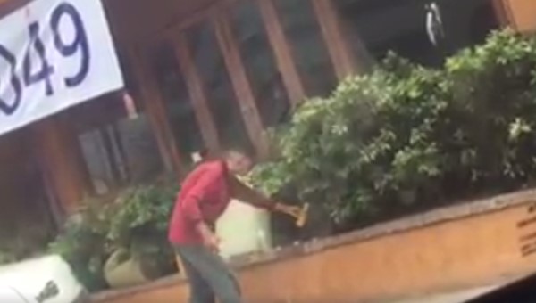 พ่อค้าหัวหมอ ทำน้ำส้มปลอมผสมน้ำก๊อก หลอกเร่ขายนักท่องเที่ยวพัทยา พ่อค้าหัวหมอ ทำน้ำส้มปลอมผสมน้ำก๊อก หลอกเร่ขายนักท่องเที่ยวพัทยา