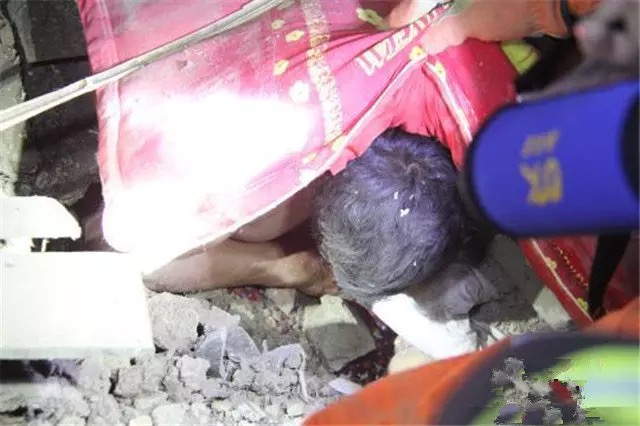 กู้ภัยกู้ซากบ้านถล่ม สุดซึ้งพบพ่อเอาตัวปกป้องลูกน้อยจนรอดชีวิตใต้ซาก กู้ภัยกู้ซากบ้านถล่ม สุดซึ้งพบพ่อเอาตัวปกป้องลูกน้อยจนรอดชีวิตใต้ซาก