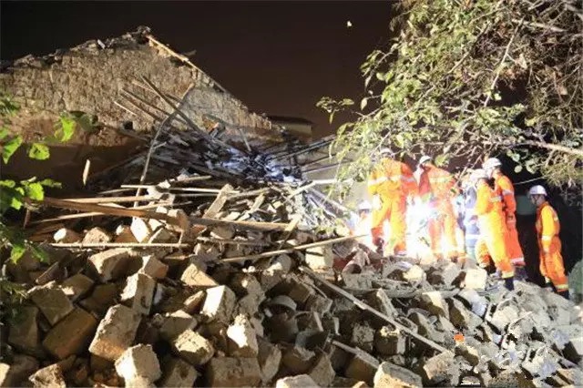 กู้ภัยกู้ซากบ้านถล่ม สุดซึ้งพบพ่อเอาตัวปกป้องลูกน้อยจนรอดชีวิตใต้ซาก กู้ภัยกู้ซากบ้านถล่ม สุดซึ้งพบพ่อเอาตัวปกป้องลูกน้อยจนรอดชีวิตใต้ซาก