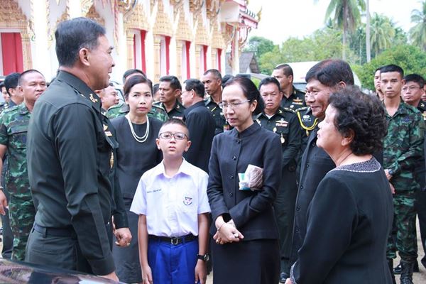 ภรรยาผู้พันบอมรับ ภูมิใจสามีทำงานไม่เหน็ดเหนื่อย ภรรยาผู้พันบอมรับ ภูมิใจสามีทำงานไม่เหน็ดเหนื่อย