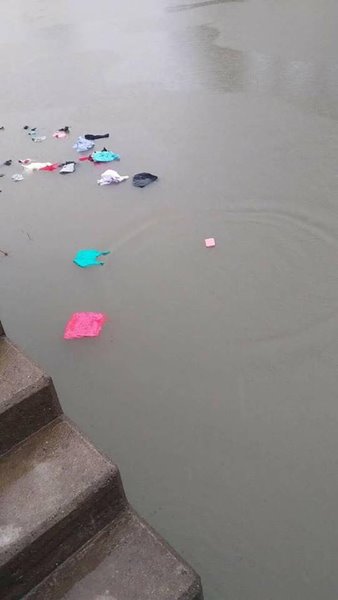 หนุ่มช้ำรัก โยนเสื้อผ้าเมียลงแม่น้ำ หนุ่มช้ำรัก โยนเสื้อผ้าเมียลงแม่น้ำ