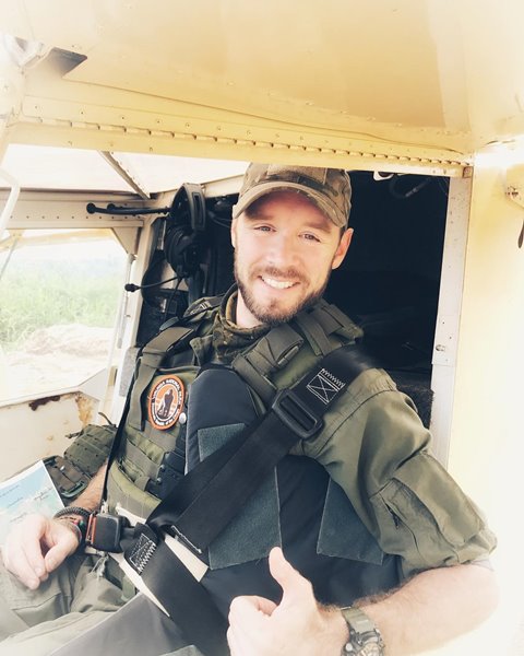 นักบินช่วยลูกชิมแปนซีกำพร้า นักบินช่วยลูกชิมแปนซีกำพร้า