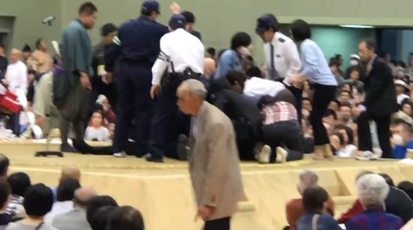 เวทีซูโม่ ผู้หญิงห้ามขึ้น เวทีซูโม่ ผู้หญิงห้ามขึ้น