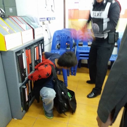 หนุ่มช่วยตัวเองบนรถตู้ หนุ่มช่วยตัวเองบนรถตู้