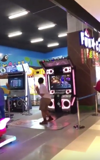 เด็กนักเรียนเล่นเกมเต้นมันส์สุดเหวี่ยง หยอด 20 เต้น 2,000 เด็กนักเรียนเล่นเกมเต้นมันส์สุดเหวี่ยง หยอด 20 เต้น 2,000