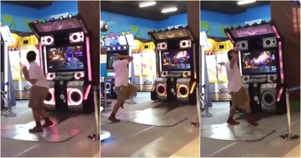 เด็กนักเรียนเล่นเกมเต้นมันส์สุดเหวี่ยง หยอด 20 เต้น 2,000 เด็กนักเรียนเล่นเกมเต้นมันส์สุดเหวี่ยง หยอด 20 เต้น 2,000