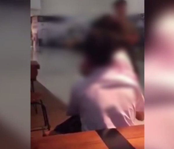 คู่รักวัยรุ่น นัวเนียกันกลางห้างดัง ทั้งชุดนักเรียน คู่รักวัยรุ่น นัวเนียกันกลางห้างดัง ทั้งชุดนักเรียน