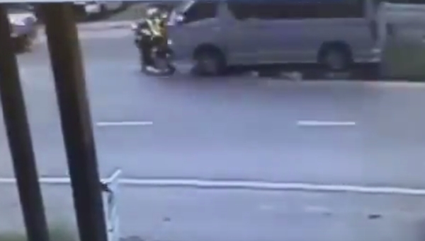 ตำรวจภูเก็ต โดนรถตู้ปีนขึ้นเกาะพุ่งชนดับ ตำรวจภูเก็ต โดนรถตู้ปีนขึ้นเกาะพุ่งชนดับ