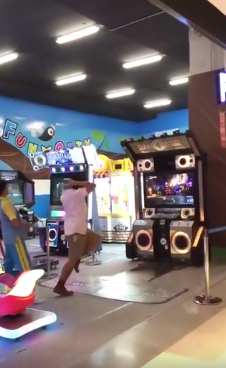 เด็กนักเรียนเล่นเกมเต้นมันส์สุดเหวี่ยง หยอด 20 เต้น 2,000 เด็กนักเรียนเล่นเกมเต้นมันส์สุดเหวี่ยง หยอด 20 เต้น 2,000