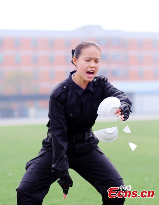 เปิดภาพสาวจีนฝีกหนักเยี่ยงชายชาตรี กว่าจะมาเป็นเจ้าหน้าที่บนเครื่องบิน เปิดภาพสาวจีนฝีกหนักเยี่ยงชายชาตรี กว่าจะมาเป็นเจ้าหน้าที่บนเครื่องบิน