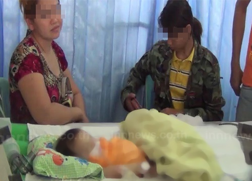 พ่อนอนหลับสนิทเผลอเอามือทับหน้าลูกวัย 1 เดือนเศษ ดับ พ่อนอนหลับสนิทเผลอเอามือทับหน้าลูกวัย 1 เดือนเศษ ดับ