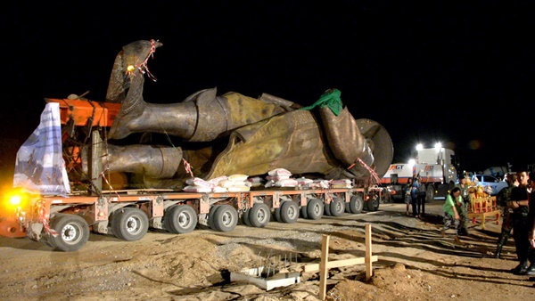 เคลื่อนย้าย พระบรมราชานุสาวรีย์ ร.1 และ ร.4 เคลื่อนย้าย พระบรมราชานุสาวรีย์ ร.1 และ ร.4