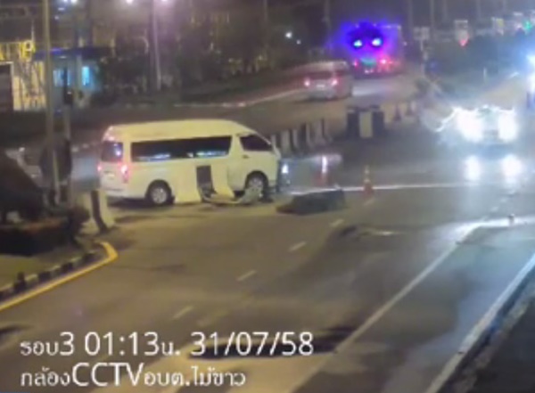 รถตู้ขับชนแบริเออร์ รถตู้ขับชนแบริเออร์