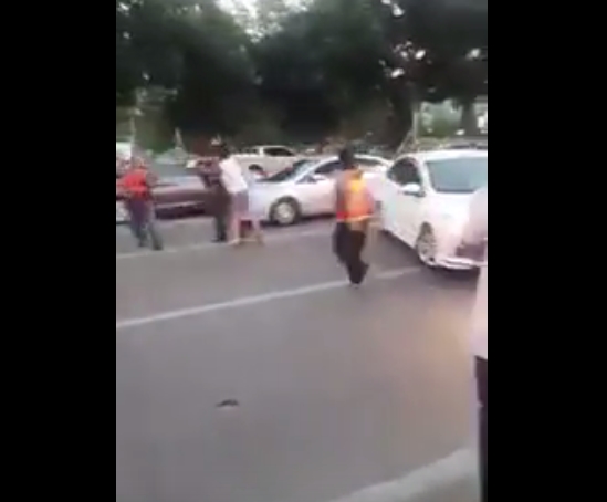 คลิปหนุ่มขับเก๋งขวางทาง หาเรื่องไปทั่ว-ต่อยตำรวจกลางถนน คลิปหนุ่มขับเก๋งขวางทาง หาเรื่องไปทั่ว-ต่อยตำรวจกลางถนน