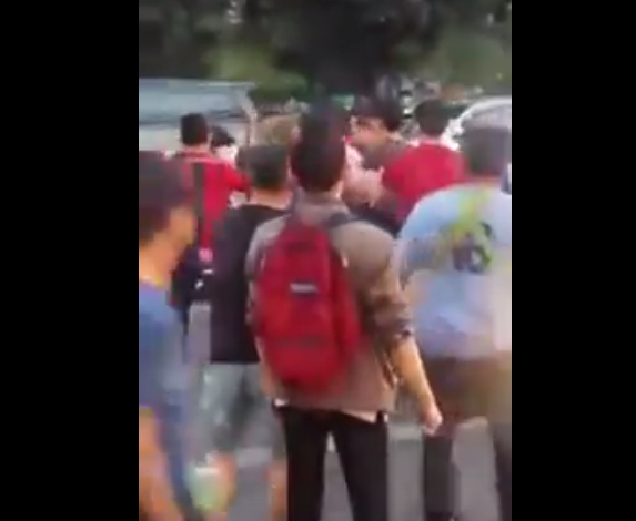 คลิปหนุ่มขับเก๋งขวางทาง หาเรื่องไปทั่ว-ต่อยตำรวจกลางถนน คลิปหนุ่มขับเก๋งขวางทาง หาเรื่องไปทั่ว-ต่อยตำรวจกลางถนน