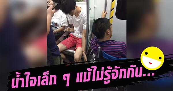 ภาพเด็กหนุ่มก้มหน้าเล่นมือถือ ภาพเด็กหนุ่มก้มหน้าเล่นมือถือ