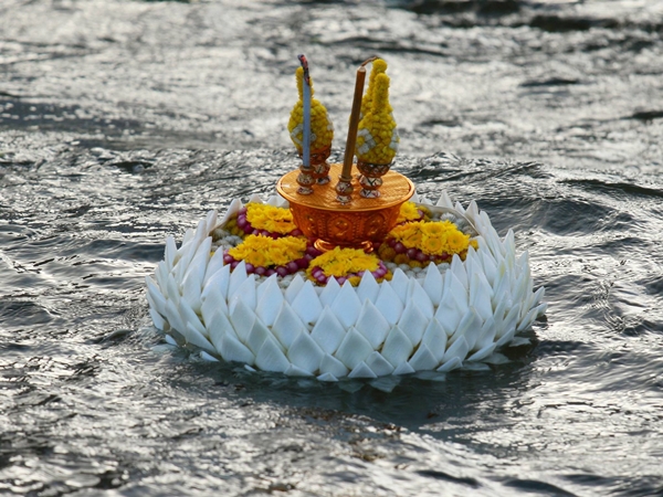 ลอยพระประทีป ลอยพระประทีป