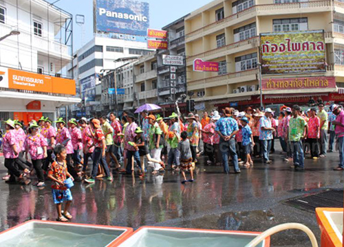 สงกรานต์ 2558 คึกคักทั่วไทย ประชาชนแห่สาดน้ำ - รดน้ำดำหัวผู้ใหญ่ สงกรานต์ 2558 คึกคักทั่วไทย ประชาชนแห่สาดน้ำ - รดน้ำดำหัวผู้ใหญ่