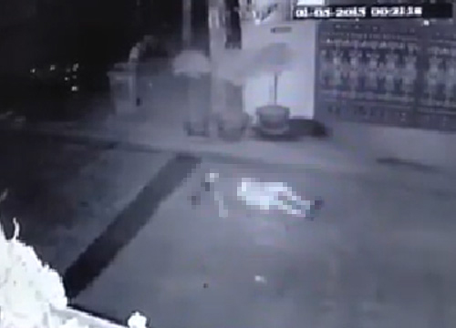 ซุ่มยิงหลานชาย พล.ต.ท.วิโรจน์ เปาอินทร์ เสียชีวิต ขณะอุ้มลูกออกมาหน้าบ้าน ซุ่มยิงหลานชาย พล.ต.ท.วิโรจน์ เปาอินทร์ เสียชีวิต ขณะอุ้มลูกออกมาหน้าบ้าน