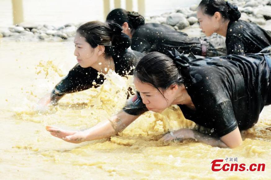 เปิดภาพสาวจีนฝีกหนักเยี่ยงชายชาตรี กว่าจะมาเป็นเจ้าหน้าที่บนเครื่องบิน เปิดภาพสาวจีนฝีกหนักเยี่ยงชายชาตรี กว่าจะมาเป็นเจ้าหน้าที่บนเครื่องบิน