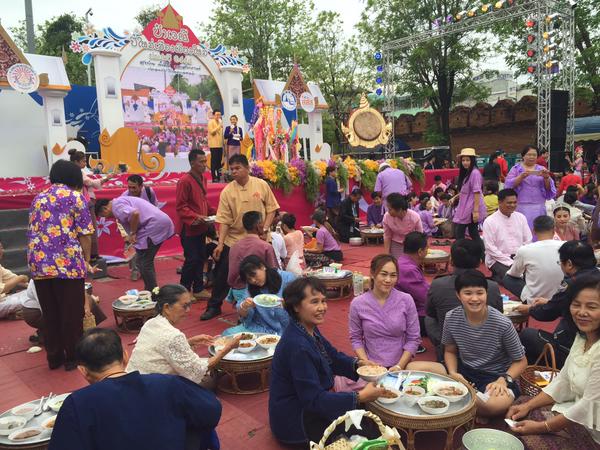 สงกรานต์ 2558 คึกคักทั่วไทย ประชาชนแห่สาดน้ำ - รดน้ำดำหัวผู้ใหญ่ สงกรานต์ 2558 คึกคักทั่วไทย ประชาชนแห่สาดน้ำ - รดน้ำดำหัวผู้ใหญ่