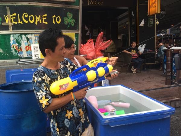 สงกรานต์ 2558 คึกคักทั่วไทย ประชาชนแห่สาดน้ำ - รดน้ำดำหัวผู้ใหญ่ สงกรานต์ 2558 คึกคักทั่วไทย ประชาชนแห่สาดน้ำ - รดน้ำดำหัวผู้ใหญ่