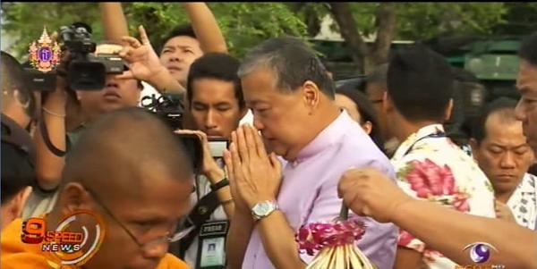 สงกรานต์ 2558 คึกคักทั่วไทย ประชาชนแห่สาดน้ำ - รดน้ำดำหัวผู้ใหญ่ สงกรานต์ 2558 คึกคักทั่วไทย ประชาชนแห่สาดน้ำ - รดน้ำดำหัวผู้ใหญ่