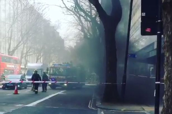 อพยพวุ่น ไฟไหม้ใต้ดินที่ลอนดอน ควันดำโขมง อพยพวุ่น ไฟไหม้ใต้ดินที่ลอนดอน ควันดำโขมง