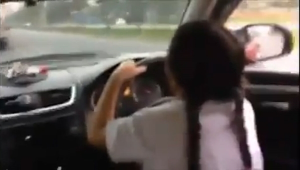 ลูกสาววัย ป.3 ขับรถไปโรงเรียนเอง ลูกสาววัย ป.3 ขับรถไปโรงเรียนเอง