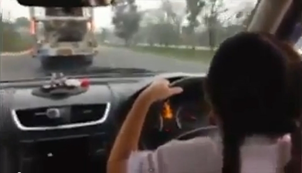 ลูกสาววัย ป.3 ขับรถไปโรงเรียนเอง ลูกสาววัย ป.3 ขับรถไปโรงเรียนเอง