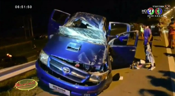 ปิกอัพยางระเบิดพลิกคว่ำกลางถนนมอเตอร์เวย์ คนกระเด็น เจ็บ 9 ปิกอัพยางระเบิดพลิกคว่ำกลางถนนมอเตอร์เวย์ คนกระเด็น เจ็บ 9