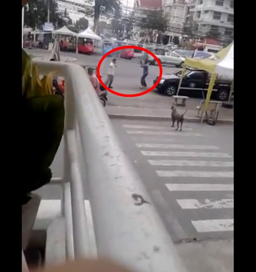 คลิปรถตุ๊ก ๆ VS รถรอบเมือง คลิปรถตุ๊ก ๆ VS รถรอบเมือง