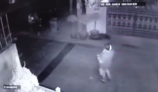 ซุ่มยิงหลานชาย พล.ต.ท.วิโรจน์ เปาอินทร์ เสียชีวิต ขณะอุ้มลูกออกมาหน้าบ้าน ซุ่มยิงหลานชาย พล.ต.ท.วิโรจน์ เปาอินทร์ เสียชีวิต ขณะอุ้มลูกออกมาหน้าบ้าน