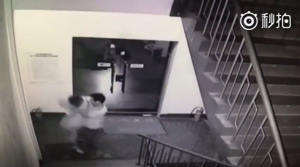 คลิปไอ้หื่นใจโหด บุกปล้ำสาว คลิปไอ้หื่นใจโหด บุกปล้ำสาว