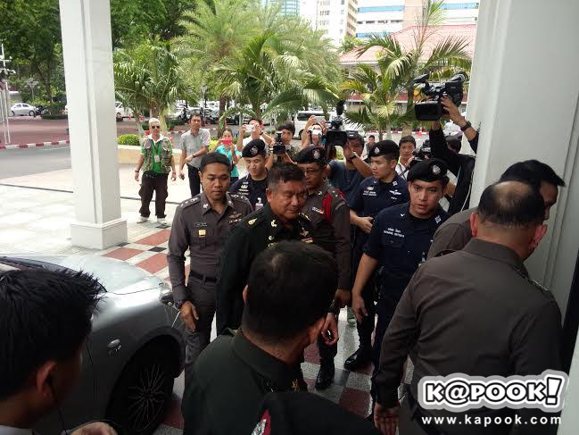พล.ท. มนัส เข้ามอบตัวแล้ว ยันไม่เกี่ยวขบวนการค้าโรฮีนจา พล.ท. มนัส เข้ามอบตัวแล้ว ยันไม่เกี่ยวขบวนการค้าโรฮีนจา